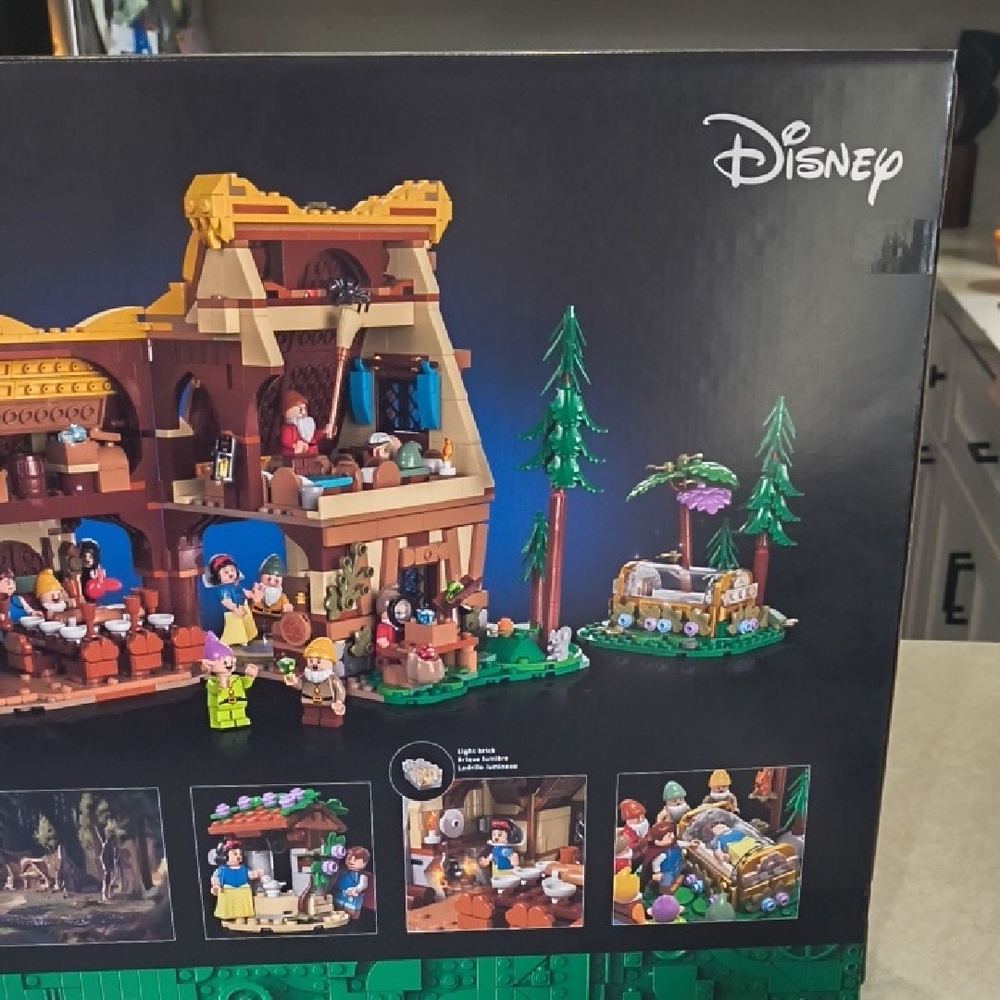 LEGO Disney Snow White Cottage Set - Picture 4 of 4